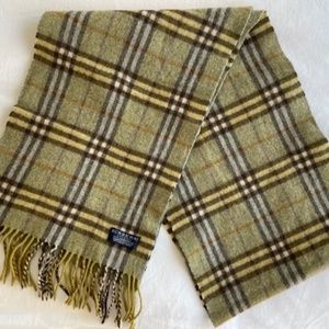 Pre-loved Green Burberry 100% Wool Scarf